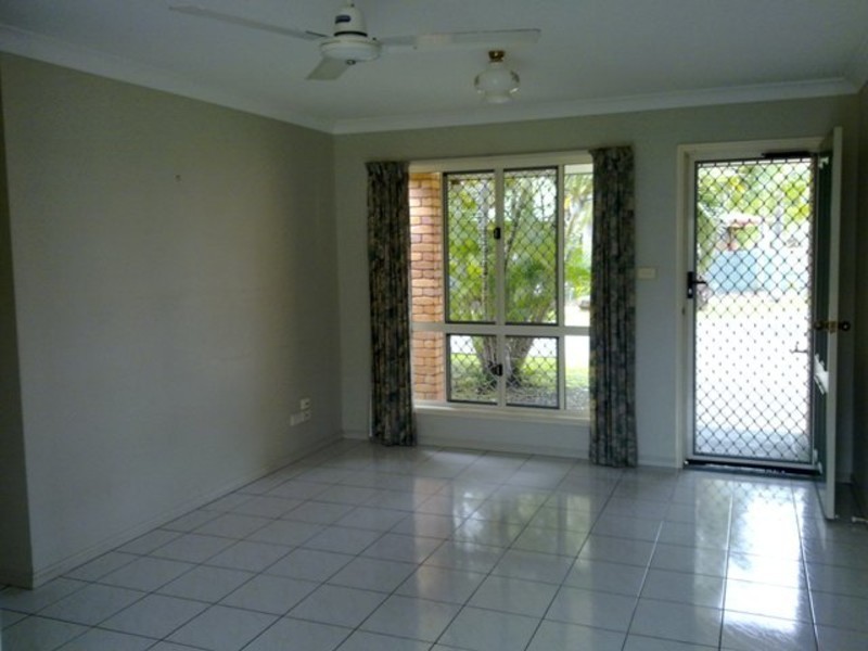 2/9 Kawana Close, Kawana QLD 4701